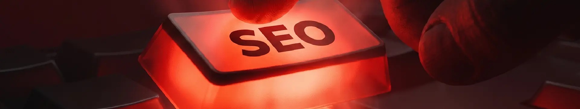 Especialistas en consultoría SEO en Ecuador analizando gráficas de posicionamiento orgánico en motores de búsqueda