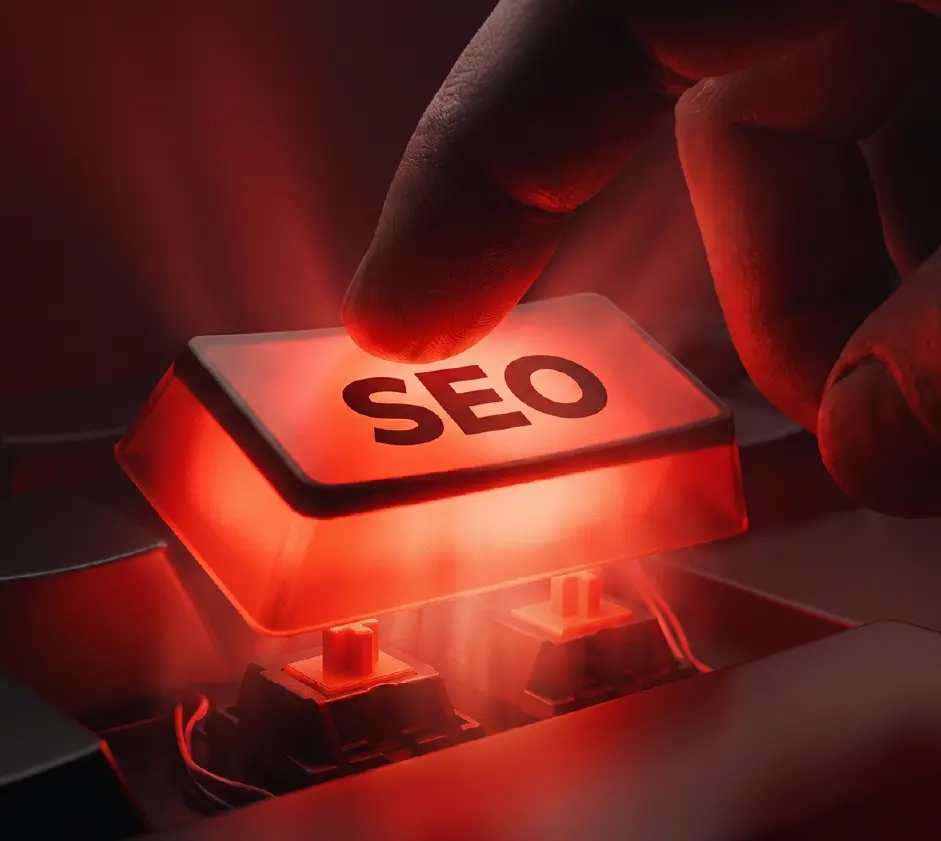 Especialistas en consultoría SEO en Ecuador analizando gráficas de posicionamiento orgánico en motores de búsqueda